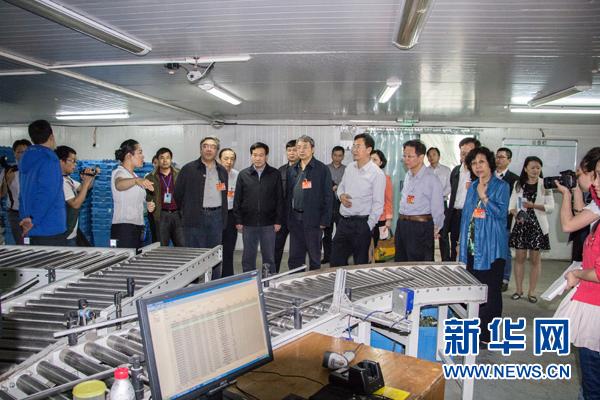 全國政協(xié)常委視察團參觀武漢工商學(xué)院現(xiàn)代物流與商務(wù)湖北省協(xié)同綽新